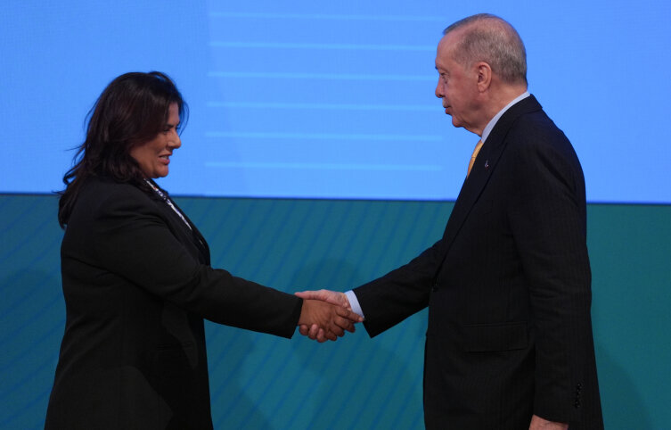 Prezident Ərdoğan 9 bələdiyyə sədrinə AK Partiya nişanını təqdim etdi