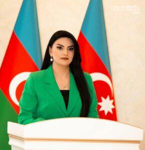 IV Şuşa Qlobal Media Forumu: Azərbaycanın qlobal dialoq mərkəzi və yeni geosiyasi reallıqların təqdimat platforması  Şuşada keçirilən IV Qlobal Media Forumu bir daha nümayiş etdirdi ki, Azərbaycan artıq yalnız regional proseslərin iştirakçısı deyil, qlobal gündəliyin mühüm məsələlərinin müzakirə olunduğu beynəlxalq platformaların təşəbbüskarı və təşkilatçısıdır. Prezident İlham Əliyevin Forum çərçivəsində səsləndirdiyi fikirlər təkcə media sahəsinə dair baxışları deyil, həm də Azərbaycanın xarici siyasət kursunu, regional əməkdaşlıq modelini, nəqliyyat və enerji strategiyasını, beynəlxalq münasibətlər sistemində tutduğu mövqeyi və gələcək inkişaf prioritetlərini əhatə edən geniş siyasi konsepsiyanı ortaya qoydu. Artıq ənənə halını alan Şuşa Qlobal Media Forumunun iştirakçı coğrafiyasının hər il genişlənməsi bu təşəbbüsə beynəlxalq marağın davamlı şəkildə artdığını göstərir. Bu il 53 ölkədən 160 nümayəndənin, 30 xəbər agentliyinin, 60-dan çox media qurumunun və 10 beynəlxalq təşkilatın Forumda iştirakı Azərbaycanın yaratdığı dialoq platformasına olan etimadın göstəricisidir. Son dörd ildə 81 ölkədən 600-ə yaxın media nümayəndəsinin Şuşaya gəlməsi isə Forumun artıq qlobal media ailəsinin mühüm görüş məkanına çevrildiyini təsdiqləyir. Prezident İlham Əliyev çıxışında xüsusi vurğuladı ki, Forumun əsas məqsədi təkcə peşəkar fikir mübadiləsi aparmaq deyil, həm də dünyanın aparıcı media nümayəndələrinin Qarabağda aparılan bərpa və yenidənqurma prosesini öz gözləri ilə görməsinə şərait yaratmaqdır. Bu gün Şuşaya və Qarabağa gələn qonaqlar artıq dağıntıları deyil, yenidən qurulan şəhərləri, inşa olunan yaşayış məntəqələrini, doğma torpaqlarına qayıdan insanları müşahidə edirlər. Bu isə Azərbaycanın postmünaqişə dövründə həyata keçirdiyi bərpa siyasətinin ən təsirli təqdimatıdır. Forum zamanı dövlət başçısının toxunduğu əsas mövzulardan biri də Azərbaycanın beynəlxalq nəqliyyat-logistika mərkəzi kimi artan roluna həsr olundu. Prezident qeyd etdi ki, tranzit ölkəyə çevrilmək üçün yalnız coğrafi mövqe kifayət etmir. Bunun üçün güclü infrastruktur, etibarlı tərəfdaşlıq və qonşu dövlətlərlə sağlam münasibətlər vacib şərtdir. Azərbaycan son illərdə məhz bu istiqamətdə ardıcıl siyasət həyata keçirərək Şərq-Qərb və Şimal-Cənub nəqliyyat marşrutlarının ayrılmaz hissəsinə çevrilib. Bu strategiyanın nəticəsi kimi ölkənin nəqliyyat imkanları davamlı şəkildə genişləndirilir. Xəzər hövzəsinin ən böyük dəniz ticarət limanının yükötürmə qabiliyyətinin 25 milyon tona çatdırılması, gəmiqayırma zavodunda yeni gəmilərin tikilməsi, Orta Dəhlizin artan yük axınına uyğunlaşdırılması Azərbaycanın gələcək onilliklər üçün hesablanmış inkişaf modelindən xəbər verir. Xüsusilə Yaxın Şərqdə baş verən geosiyasi proseslər fonunda Azərbaycanın təhlükəsiz və etibarlı logistika marşrutu kimi əhəmiyyətinin daha da yüksəlməsi dövlət başçısının diqqət çəkdiyi mühüm məqamlardan biri oldu. Prezident İlham Əliyev enerji diplomatiyasını da Azərbaycanın uğurlu xarici siyasət modelinin ayrılmaz hissəsi kimi qiymətləndirdi. Vaxtilə enerji layihələrinin həyata keçirilməsində nümayiş etdirilən çoxtərəfli əməkdaşlıq modeli bu gün nəqliyyat və logistika sahəsində də uğurla tətbiq edilir. Azərbaycan həm enerji təhlükəsizliyinə, həm də beynəlxalq yükdaşımaların sabitliyinə töhfə verən etibarlı tərəfdaş kimi mövqeyini daha da möhkəmləndirir. Forumun mühüm siyasi mesajlarından biri Azərbaycan-Türkiyə münasibətlərinə dair səsləndirildi. Prezident İlham Əliyev bir daha vurğuladı ki, iki ölkə arasındakı münasibətlər dünyada analoqu olmayan qardaşlıq və müttəfiqlik modelidir. Şuşa Bəyannaməsinin imzalanması ilə bu münasibətlər hüquqi müttəfiqlik səviyyəsinə yüksəlib və bu əməkdaşlıq yalnız iki dövlət üçün deyil, bütövlükdə regionun təhlükəsizliyi və sabitliyi baxımından mühüm amildir. Dövlət başçısının ifadə etdiyi kimi, Türkiyə və Azərbaycan bir yerdə olduqda daha güclüdür və bu model digər ölkələr üçün də nümunə təşkil edir. Prezident çıxışında Azərbaycanın Avropa institutları ilə münasibətlərinə də geniş yer ayırdı. O, Avropa Komissiyası və Avropa Şurası Parlament Assambleyası ilə münasibətlərdə yaranmış problemlərin səbəblərini diqqətə çatdıraraq, bəzi siyasi dairələrin Azərbaycana qarşı nümayiş etdirdiyi qərəzli yanaşmaları tənqid etdi. Bununla yanaşı, dövlət başçısı Azərbaycanın qarşılıqlı hörmətə və bərabərhüquqlu əməkdaşlığa əsaslanan münasibətlərin tərəfdarı olduğunu bir daha bəyan etdi. Çıxışın diqqətçəkən hissələrindən biri də Azərbaycanın artıq “orta güc” kimi qiymətləndirilməsi məsələsinə həsr olundu. Prezident İlham Əliyevin fikrincə, bu status yalnız iqtisadi və ya hərbi göstəricilərlə müəyyən olunmur. Milli maraqları müstəqil şəkildə müdafiə etmək bacarığı, təhlükələrə qarşı müqavimət göstərmək, regional və beynəlxalq proseslərə təsir imkanları, məsuliyyətli siyasət yürütmək və etibarlı tərəfdaş olmaq müasir dövrdə orta güc statusunun əsas meyarlarıdır. Azərbaycanın son illərdə nümayiş etdirdiyi siyasi iradə, iqtisadi dayanıqlıq, hərbi güc və diplomatik fəallıq bu meyarlara tam uyğun gəlir. Prezident İlham Əliyev xüsusilə vurğuladı ki, müdafiə qabiliyyəti yalnız hərbi paradlarda nümayiş etdirilən texnika ilə deyil, real döyüş meydanında sübut olunmuş güclə ölçülür. Azərbaycanın öz ərazi bütövlüyünü və suverenliyini bərpa etməsi ölkənin həm hərbi potensialını, həm də siyasi iradəsini bütün dünyaya nümayiş etdirdi. IV Şuşa Qlobal Media Forumu bir daha təsdiqlədi ki, Şuşa artıq təkcə Azərbaycanın mədəniyyət paytaxtı deyil, həm də beynəlxalq siyasi dialoqun, media əməkdaşlığının və geosiyasi müzakirələrin nüfuzlu mərkəzlərindən birinə çevrilib. Burada səsləndirilən fikirlər təkcə cari hadisələrin qiymətləndirilməsi deyil, həm də gələcək beynəlxalq əməkdaşlıq istiqamətlərini müəyyənləşdirən mühüm mesajlar kimi diqqət çəkir. Prezident İlham Əliyevin Forumdakı çıxışı Azərbaycanın müasir inkişaf modelinin əsas istiqamətlərini bir daha nümayiş etdirdi. Güclü dövlət, müstəqil xarici siyasət, etibarlı tərəfdaşlıq, regional əməkdaşlıq, nəqliyyat və enerji təhlükəsizliyi, media diplomatiyası və milli maraqların qətiyyətlə qorunması bu siyasətin əsas sütunlarını təşkil edir. Şuşadan dünyaya ünvanlanan bu mesajlar Azərbaycanın beynəlxalq nüfuzunun artdığını, regional liderlik mövqeyini möhkəmləndirdiyini və qlobal proseslərdə söz sahibi olan dövlət kimi rolunu daha da gücləndirdiyini bir daha təsdiqlədi.  Samirə Hüseynova Adəm qızı