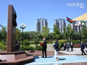 Prezident və birinci xanım Daşkənddə Heydər Əliyevin memorial kompleksinin önünə gül dəstələri qoyublar